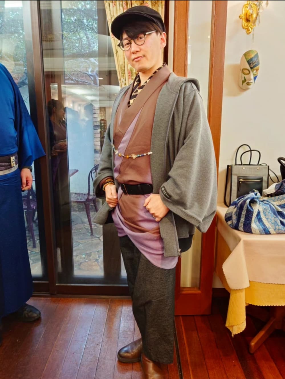 グレー系のその他アウター、ブラウン系のブーツ、ブラウン系の着物を着用したメンズの冬コーディネートの2枚目の写真