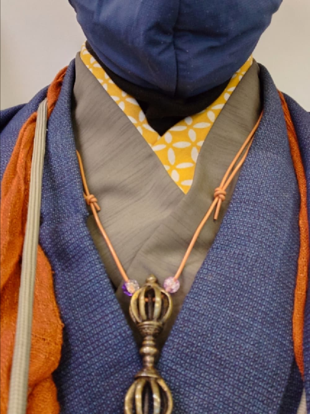 ブルー系のショルダーバッグ、ブルー系の着物、ブルー系の和装小物を着用したメンズの春コーディネートの2枚目の写真