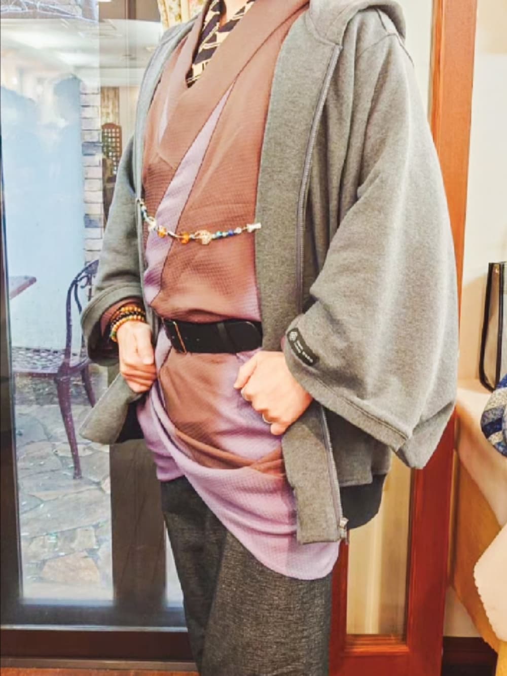 グレー系のその他アウター、ブラウン系のブーツ、ブラウン系の着物を着用したメンズの冬コーディネートの3枚目の写真