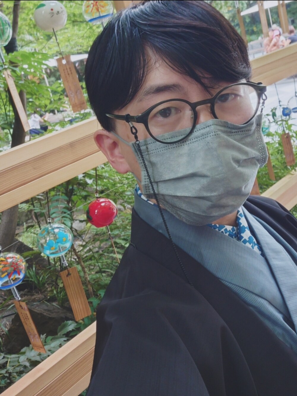 グレー系の着物、ブラック系の着物、ブルー系のその他雑貨を着用したメンズの秋コーディネートの2枚目の写真