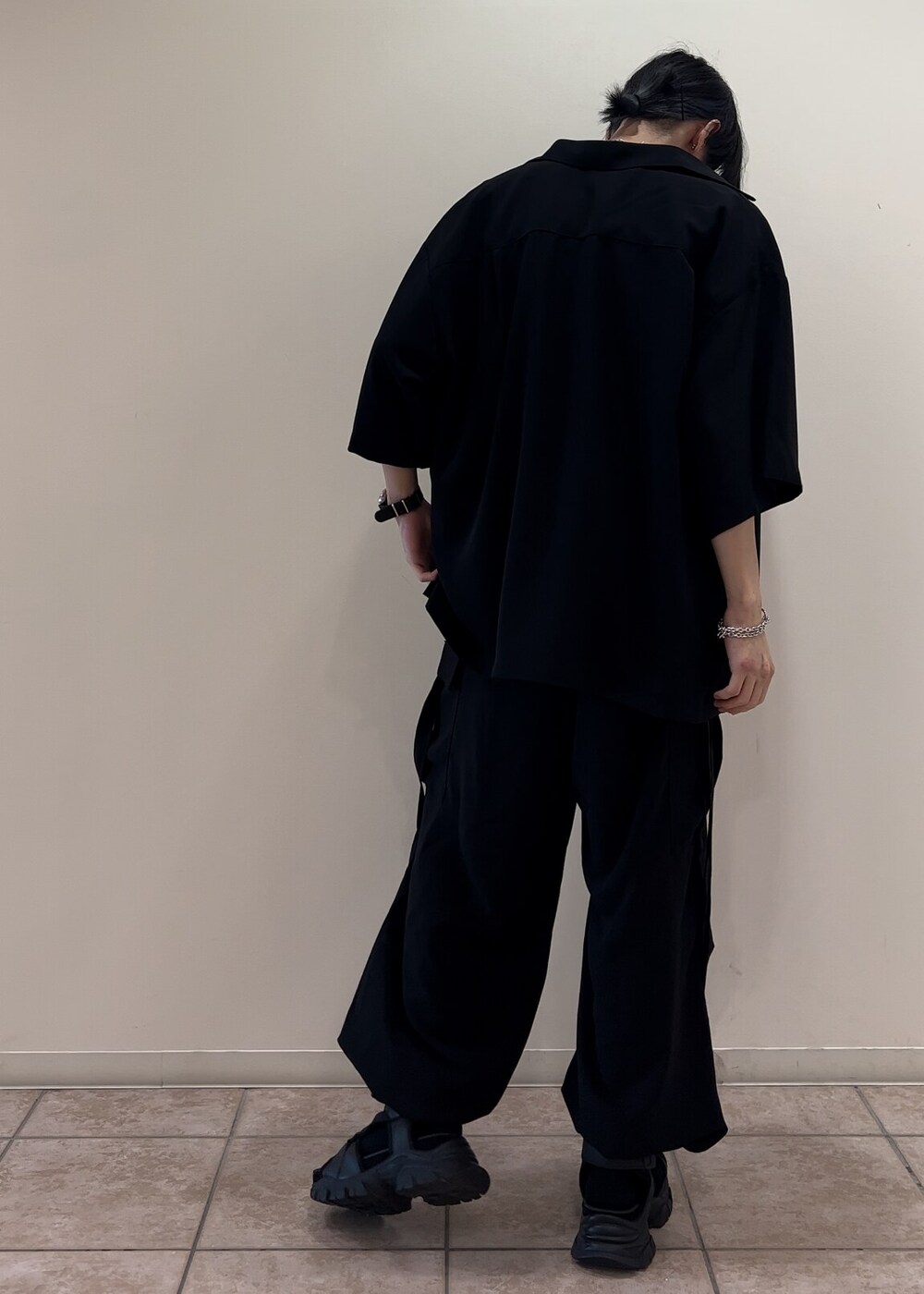 「モード、ストリート、キレイめ、セットアップ、春コーデ、夏コーデ、低身長」｜「JUNREDのital. from JUNRed / bean bracelet connected（ブレスレット、シルバー系）」を使った、hikaaa1231さん（メンズ・170cm）の夏コーディネートの3枚目の写真