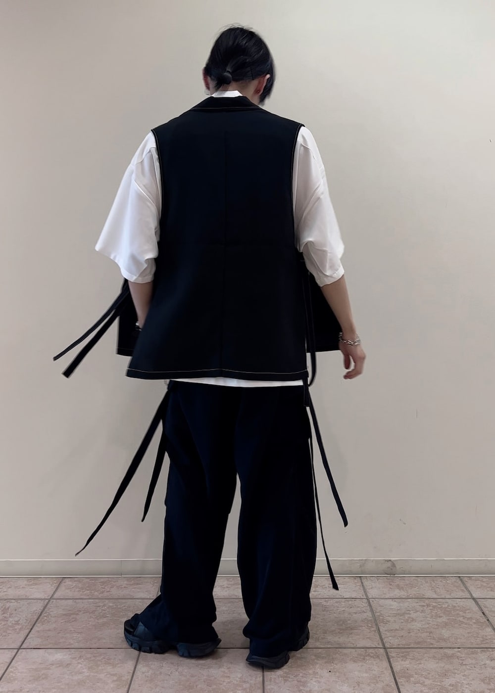 「シャツ、ベスト、カーゴパンツ、キレイめ、レイヤード、夏コーデ、低身長」｜「JUNREDのital. from JUNRed / rosary anchor chain necklace（ネックレス、シルバー系）」を使った、hikaaa1231さん（メンズ・170cm）の夏コーディネートの3枚目の写真