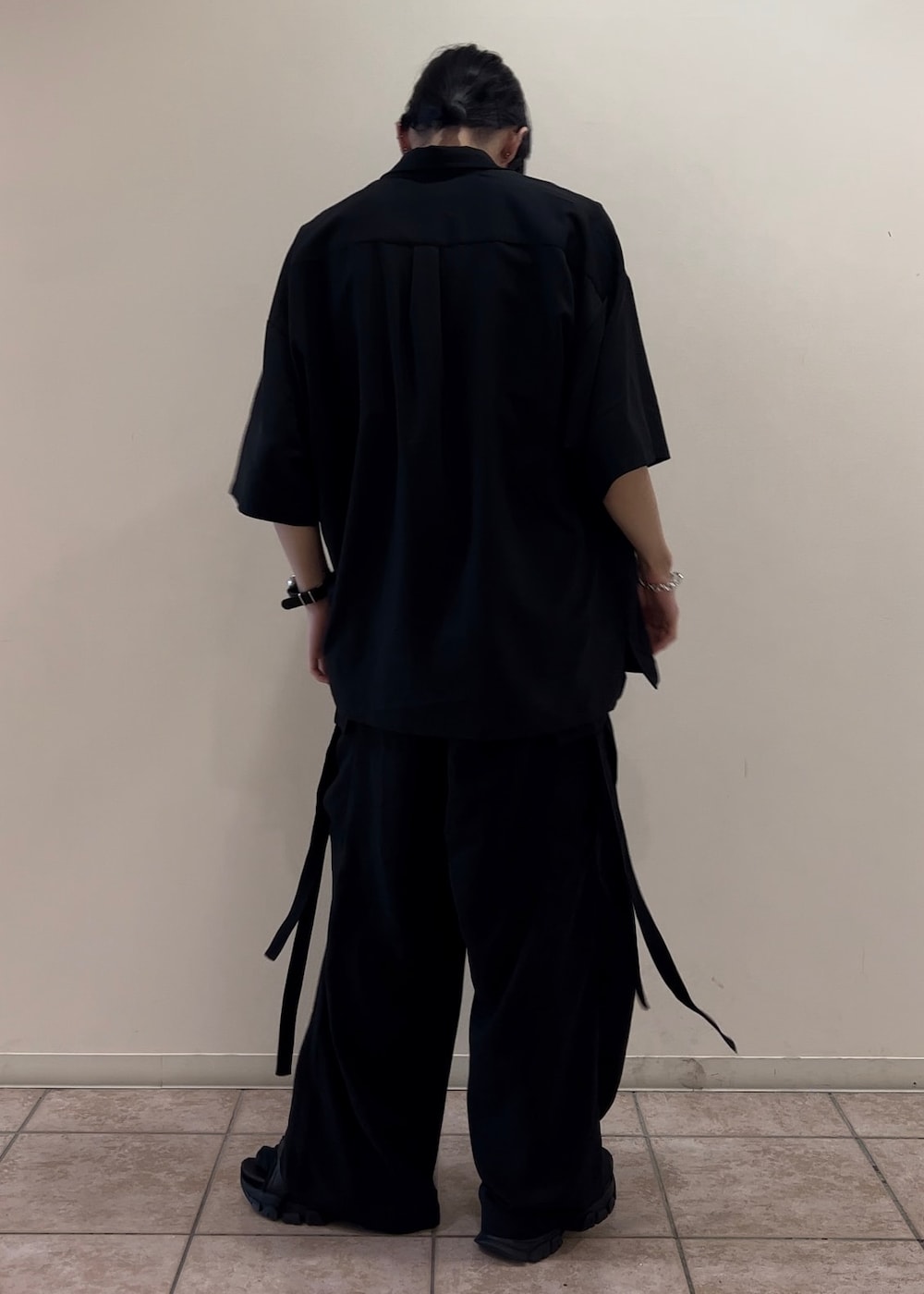 「オールブラック、柄シャツ、カーゴパンツ、キレイめ、夏コーデ、低身長」｜「JUNREDのital. from JUNRed / bean bracelet connected（ブレスレット、シルバー系）」を使った、hikaaa1231さん（メンズ・170cm）の夏コーディネートの3枚目の写真