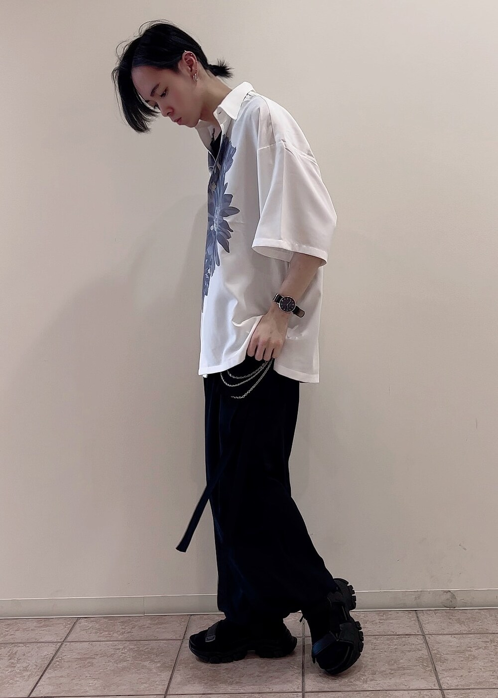 「シャツ、ワイドパンツ、カーゴパンツ、キレイめ、夏コーデ、低身長」｜「JUNREDのital. from JUNRed / bean bracelet connected（ブレスレット、シルバー系）」を使った、hikaaa1231さん（メンズ・170cm）の夏コーディネートの2枚目の写真