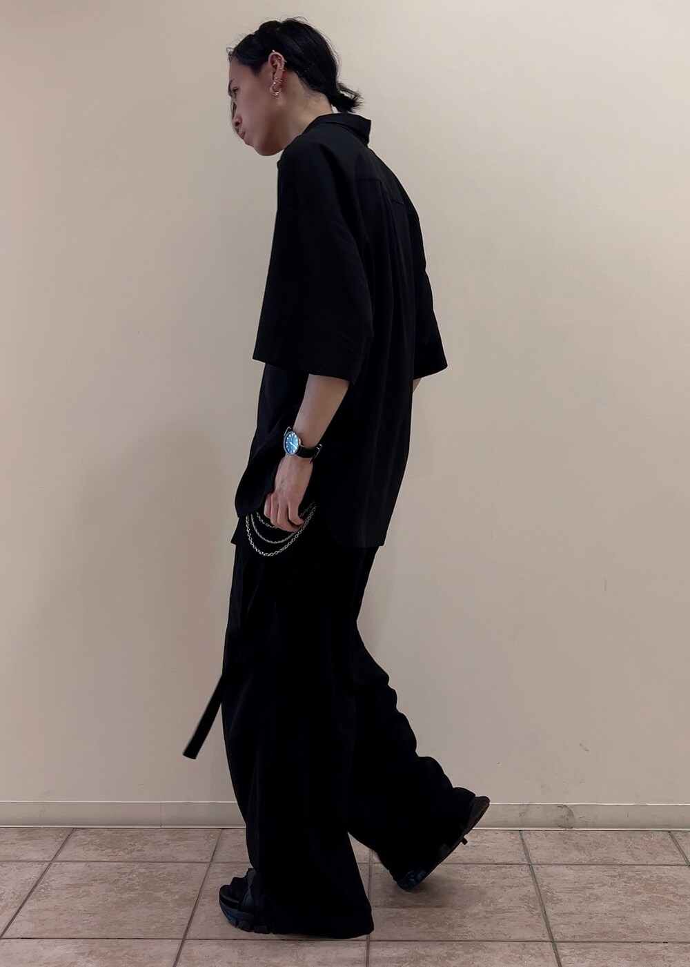 「オールブラック、柄シャツ、カーゴパンツ、キレイめ、夏コーデ、低身長」｜「JUNREDのital. from JUNRed / bean bracelet connected（ブレスレット、シルバー系）」を使った、hikaaa1231さん（メンズ・170cm）の夏コーディネートの2枚目の写真