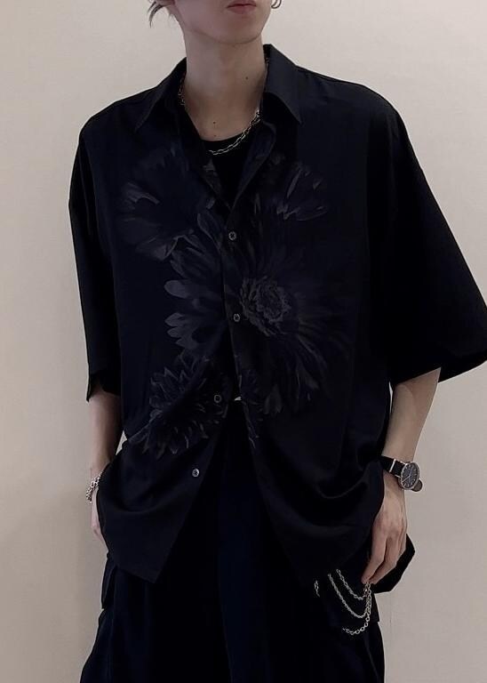 「シャツ、ワイドパンツ、カーゴパンツ、ストリート、オールブラック、夏コーデ、低身長」｜「JUNREDのビッグフラワープリントルーズシャツ（シャツ/ブラウス、ブラック系）」を使った、hikaaa1231さん（メンズ・170cm）の夏コーディネートの4枚目の写真