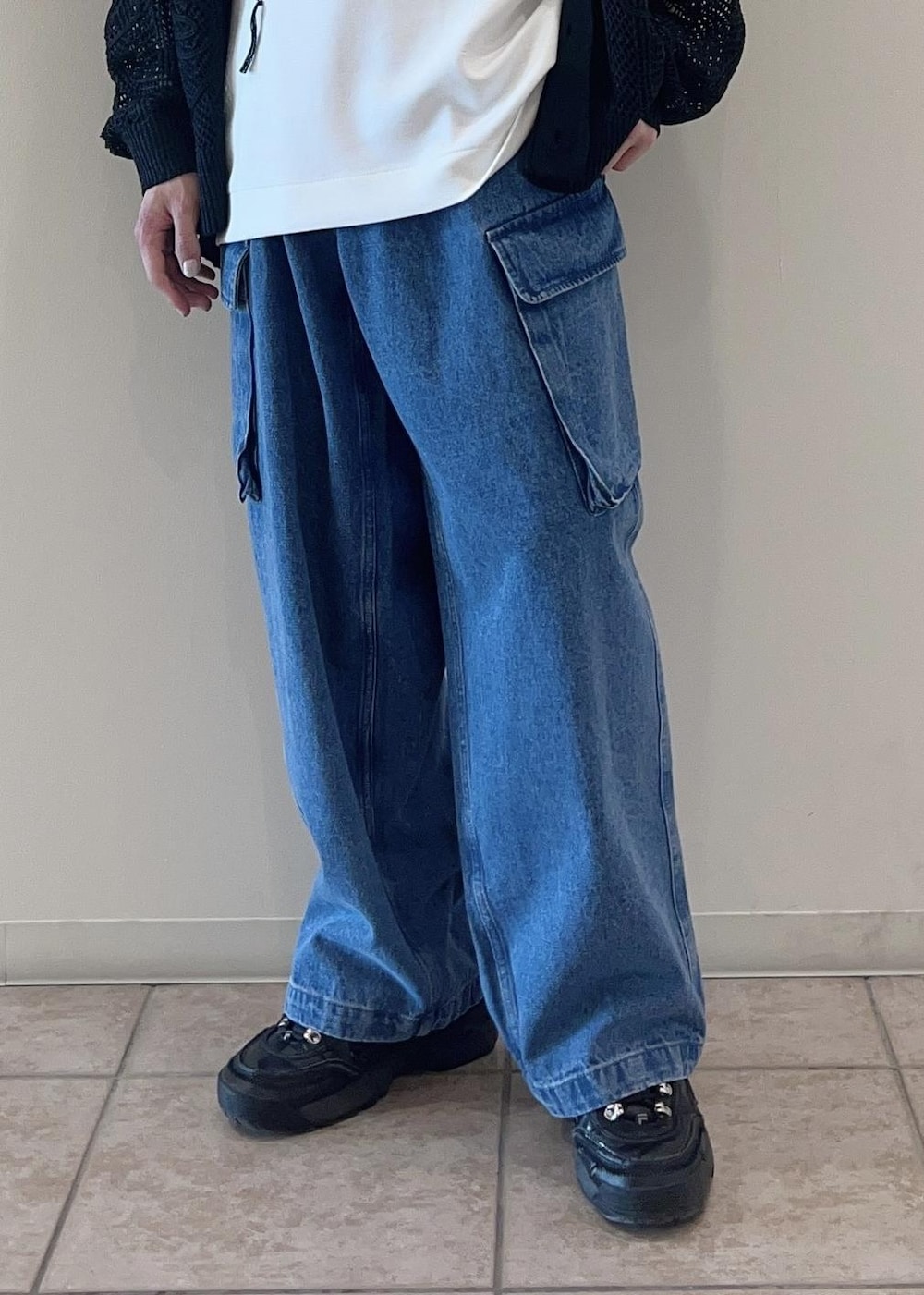 「カーディガン、Tシャツ、デニム、メッシュカーディガン、グラフィックT、ワイドデニム、デートコーデ、春コーデ、24SS春の新作、低身長、JUNRed」｜「JUNREDのハンドステッチグラフィックルーズTシャツ（Tシャツ/カットソー、ホワイト系）」を使った、hikaaa1231さん（メンズ・170cm）の春コーディネートの5枚目の写真
