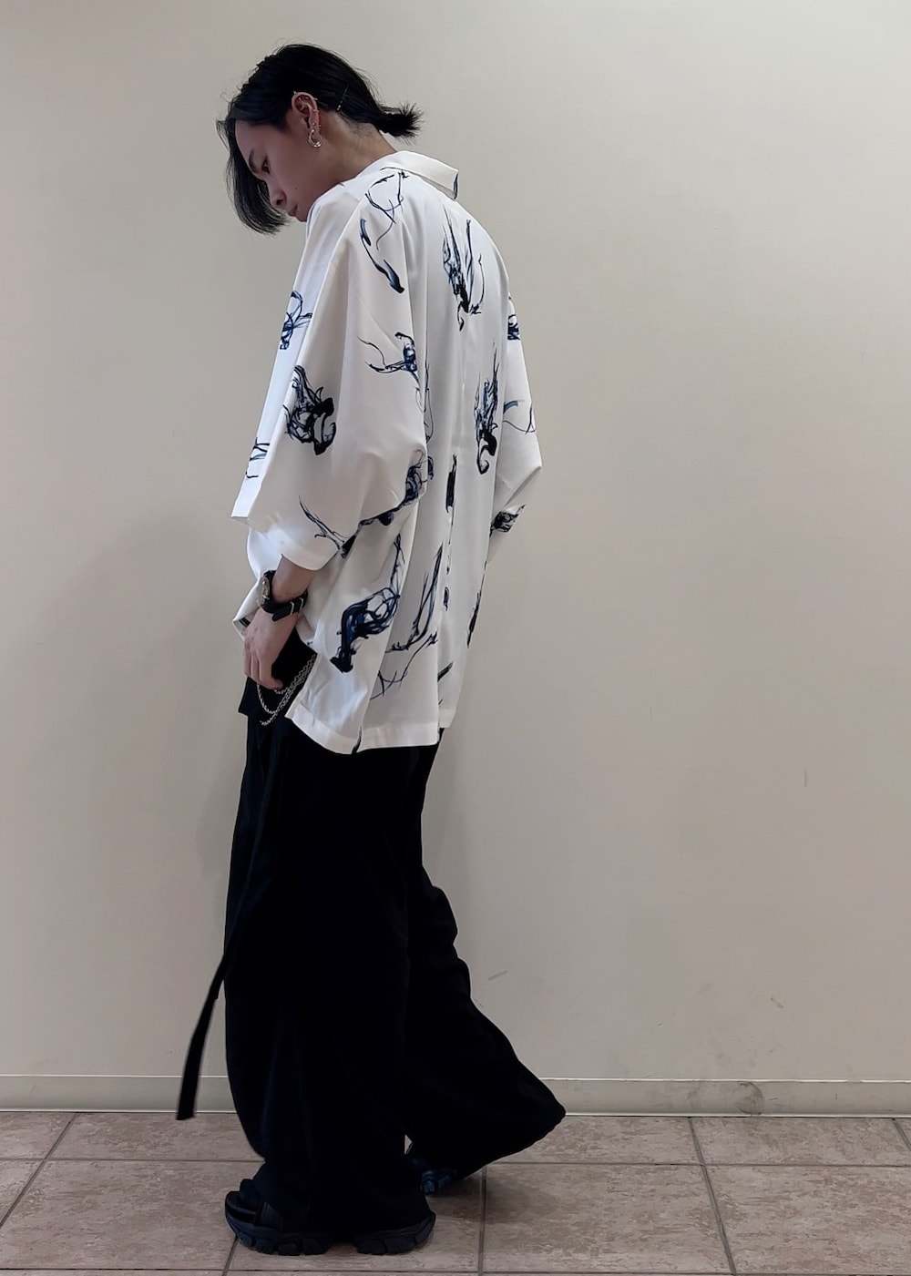 「シャツ、カーゴパンツ、ワイドパンツ、キレイめ、ストリート、夏コーデ、低身長」｜「JUNREDのital. from JUNRed / bean bracelet connected（ブレスレット、シルバー系）」を使った、hikaaa1231さん（メンズ・170cm）の夏コーディネートの2枚目の写真