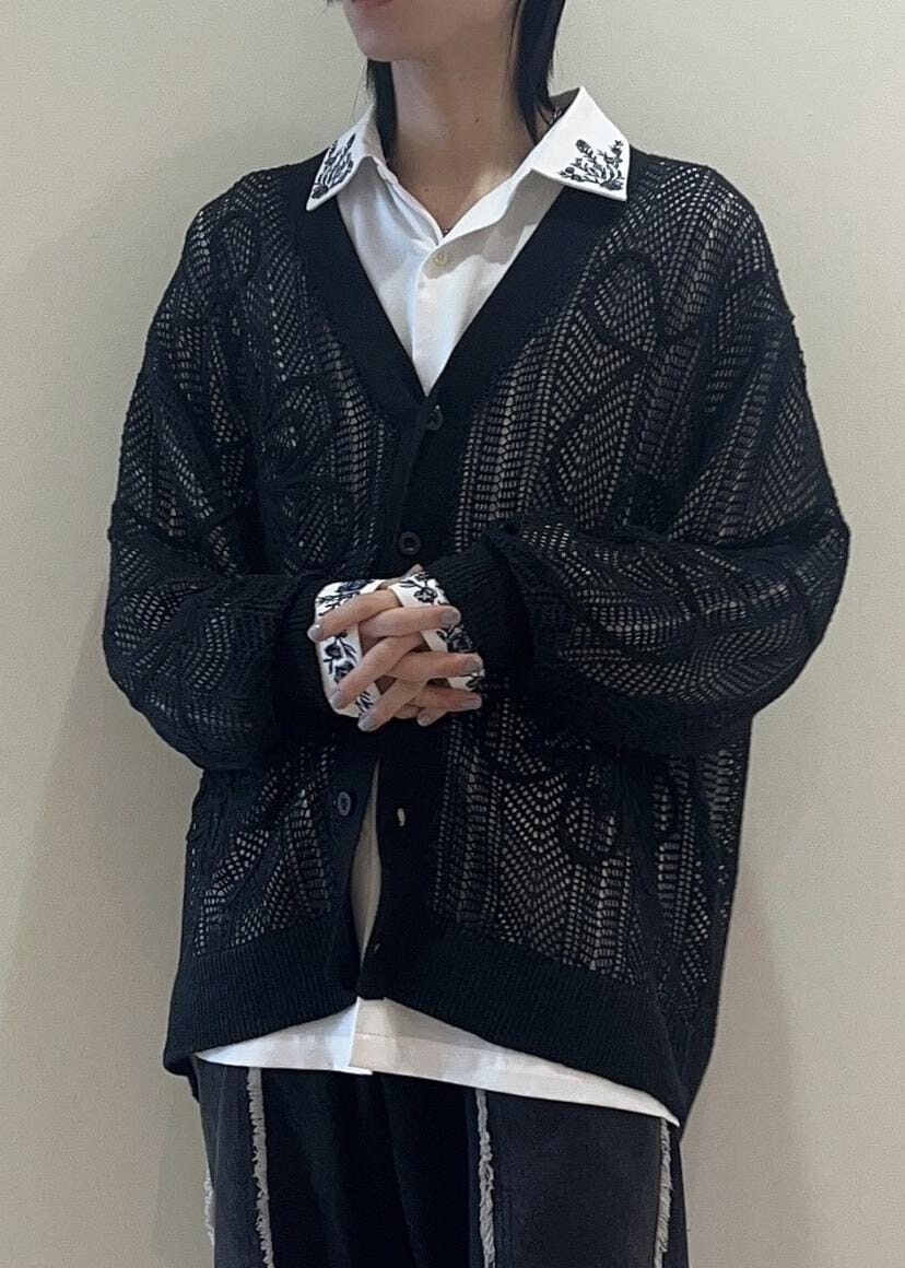 「カーディガン、シャツ、デニム、メッシュカーディガン、刺繍シャツ、ワイドデニム、24SS春の新作、デートコーデ、春コーデ、低身長」｜「JUNREDのルーズノースリーブカットソー（タンクトップ、ブラック系）」を使った、hikaaa1231さん（メンズ・170cm）の春コーディネートの4枚目の写真