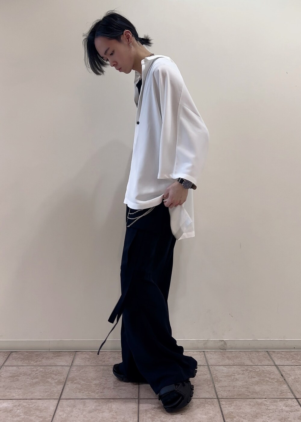 「シャツ、ワイドパンツ、キレイめ、夏コーデ、低身長」｜「JUNREDのドレープビッグポンチョシャツ（シャツ/ブラウス、ホワイト系）」を使った、hikaaa1231さん（メンズ・170cm）の夏コーディネートの2枚目の写真