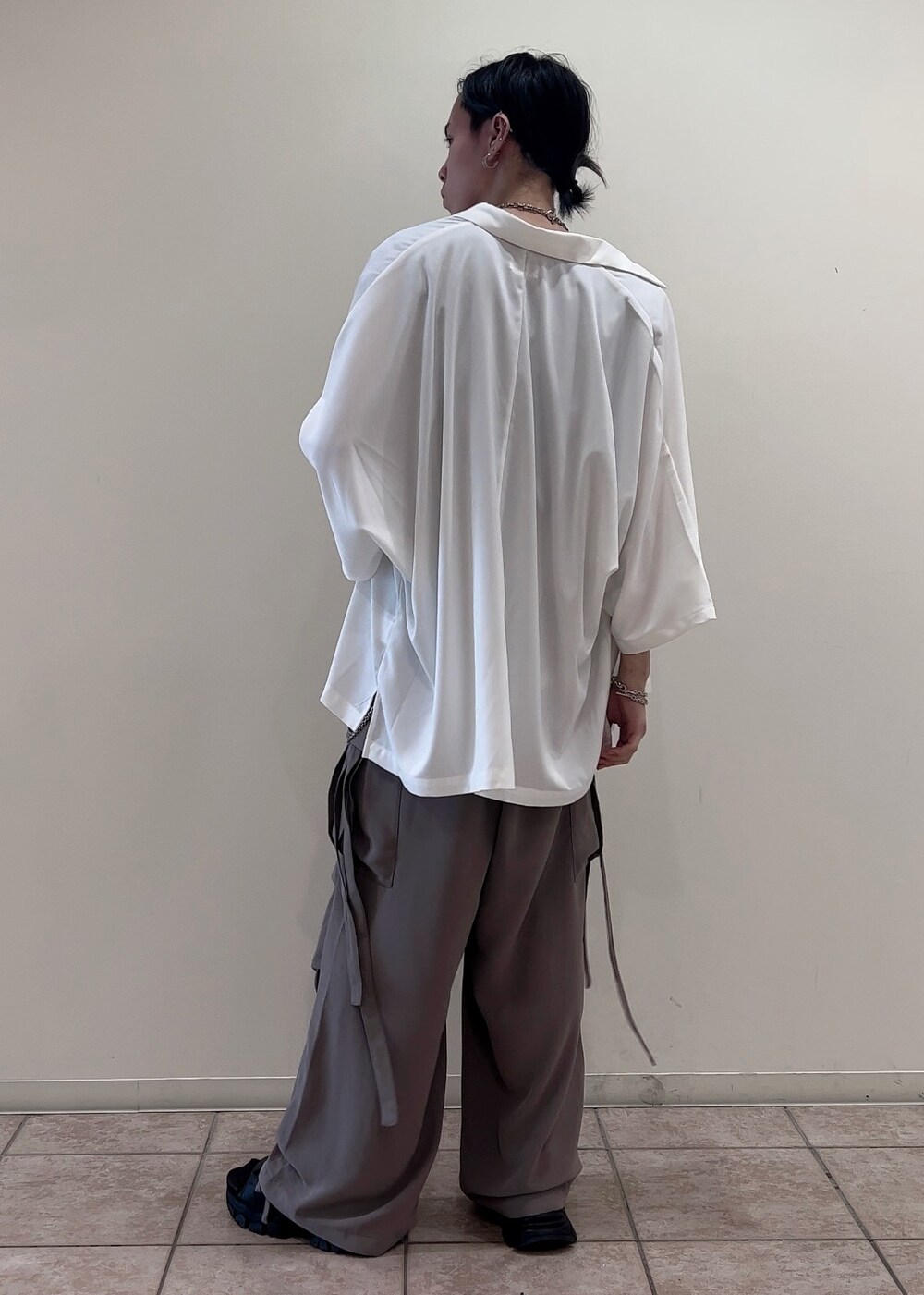 「シャツ、キレイめ、カーゴパンツ、低身長、夏コーデ、アウトドアコーデ、ストリート」｜「JUNREDのital. from JUNRed / bean bracelet connected（ブレスレット、シルバー系）」を使った、hikaaa1231さん（メンズ・170cm）の夏コーディネートの3枚目の写真