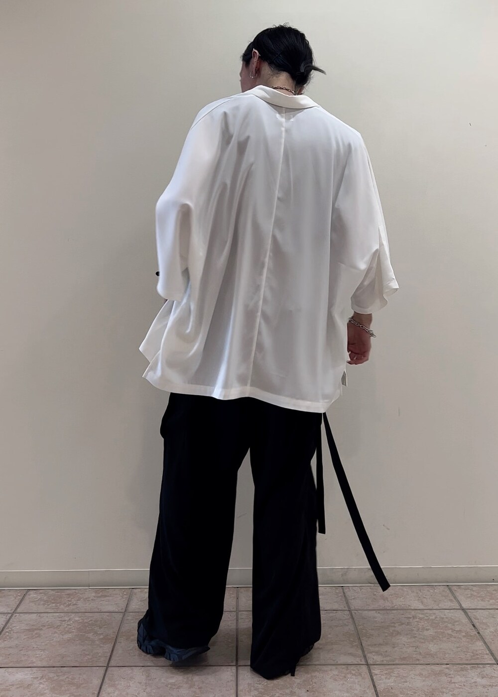 「シャツ、カーゴパンツ、ワイドパンツ、キレイめ、低身長」｜「JUNREDのital. from JUNRed / rosary anchor chain necklace（ネックレス、シルバー系）」を使った、hikaaa1231さん（メンズ・170cm）の夏コーディネートの3枚目の写真