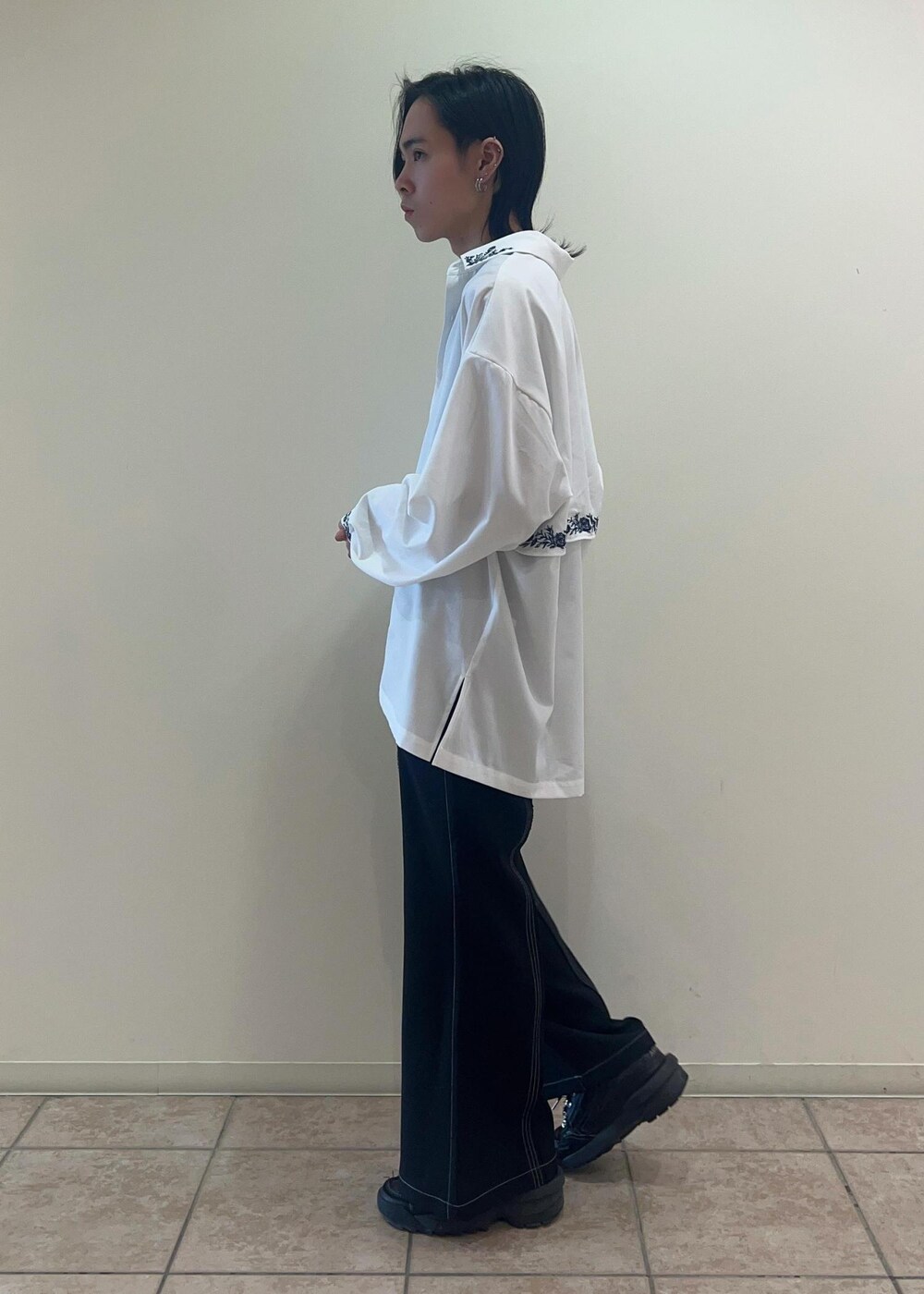 「シャツ、フレアパンツ、スラックス、刺繍シャツ、ワイドパンツ、24SS春の新作、デートコーデ、春コーデ、低身長」｜「JUNREDのルーズノースリーブカットソー（タンクトップ、ブラック系）」を使った、hikaaa1231さん（メンズ・170cm）の春コーディネートの2枚目の写真