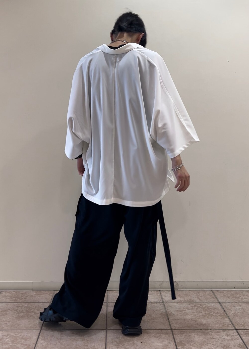 「シャツ、ワイドパンツ、キレイめ、夏コーデ、低身長」｜「JUNREDのドレープビッグポンチョシャツ（シャツ/ブラウス、ホワイト系）」を使った、hikaaa1231さん（メンズ・170cm）の夏コーディネートの3枚目の写真