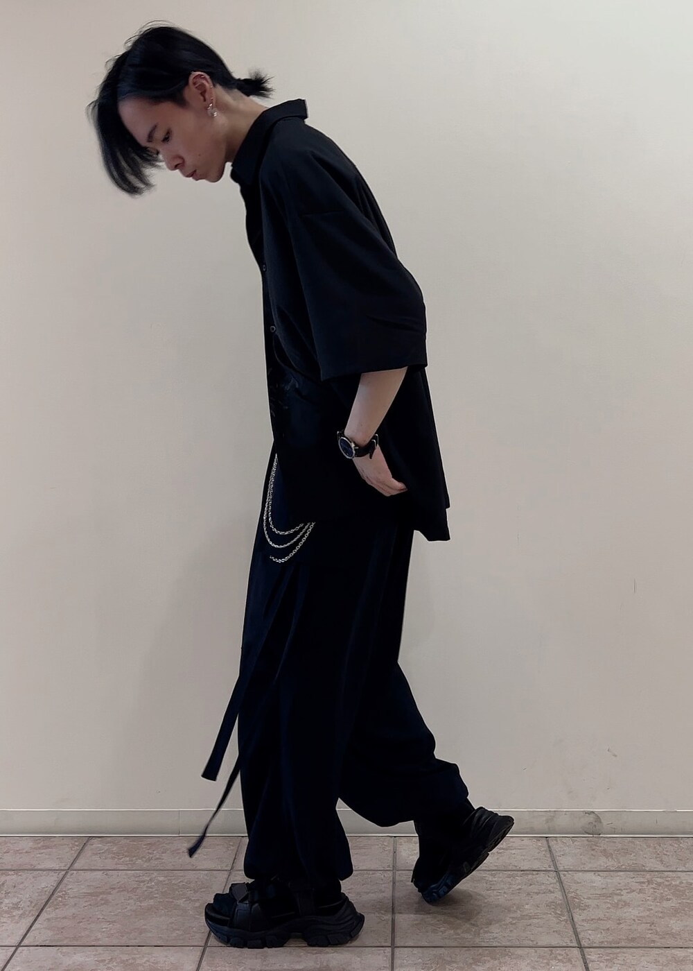 「シャツ、ワイドパンツ、カーゴパンツ、ストリート、オールブラック、夏コーデ、低身長」｜「JUNREDのビッグフラワープリントルーズシャツ（シャツ/ブラウス、ブラック系）」を使った、hikaaa1231さん（メンズ・170cm）の夏コーディネートの2枚目の写真