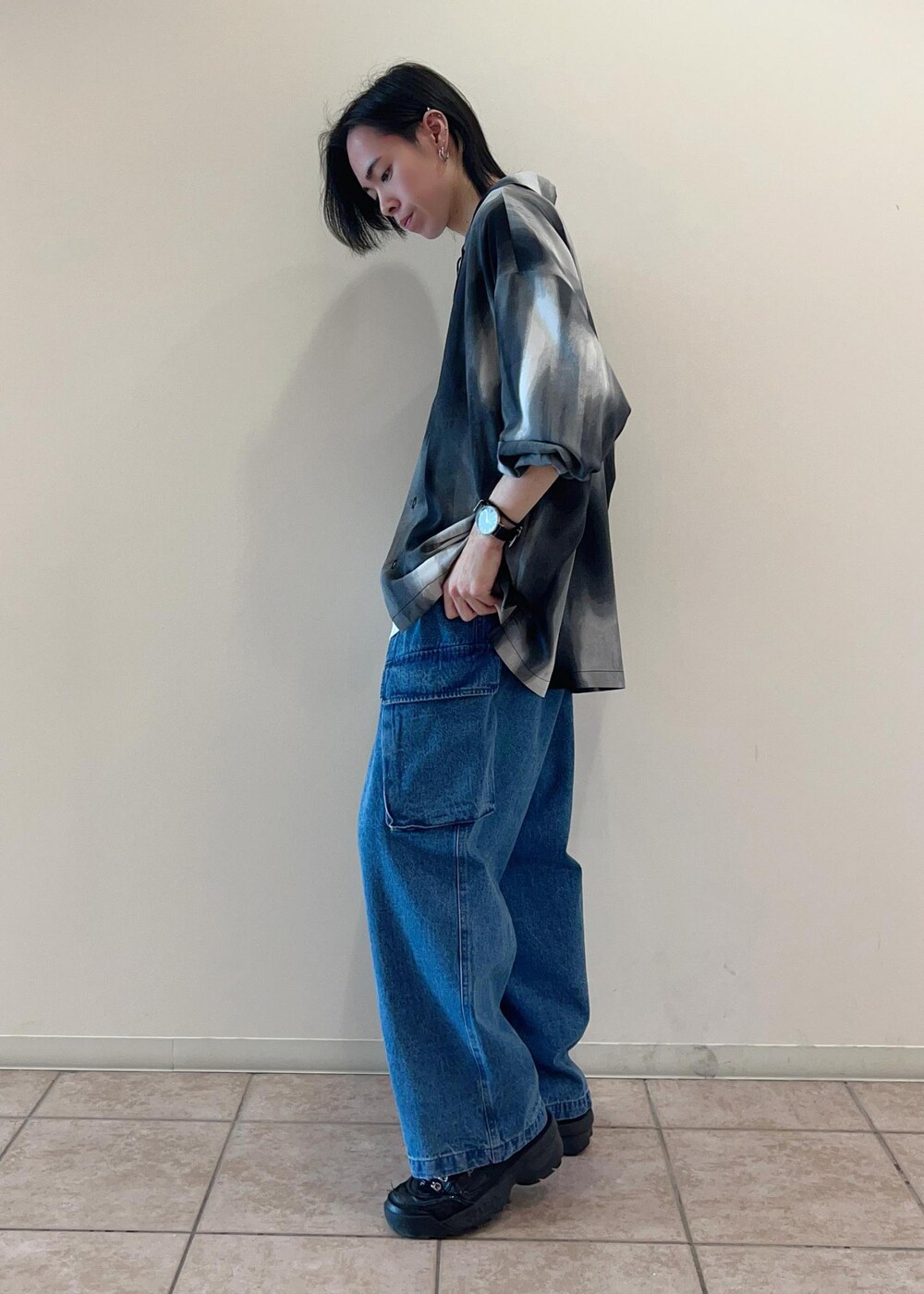 「シャツ、Tシャツ、デニム、オープンカラー、グラフィックT、ワイドデニム、デートコーデ、春コーデ、24SS春の新作、低身長、JUNRed」｜「JUNREDのハンドステッチグラフィックルーズTシャツ（Tシャツ/カットソー、ホワイト系）」を使った、hikaaa1231さん（メンズ・170cm）の春コーディネートの2枚目の写真