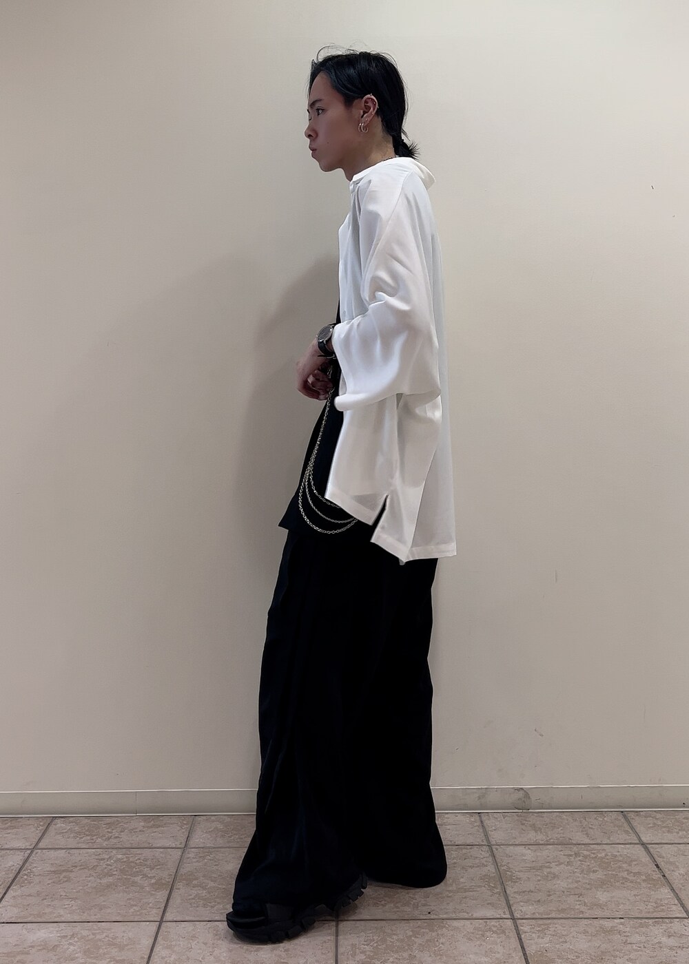 「シャツ、カーゴパンツ、ワイドパンツ、キレイめ、低身長」｜「JUNREDのital. from JUNRed / rosary anchor chain necklace（ネックレス、シルバー系）」を使った、hikaaa1231さん（メンズ・170cm）の夏コーディネートの2枚目の写真