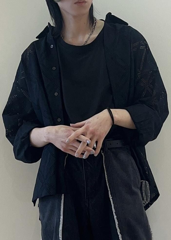 「シャツ、デニム、シアーシャツ、ワイドパンツ、24SS春の新作、デートコーデ、春コーデ、低身長」｜「JUNREDのルーズノースリーブカットソー（タンクトップ、ブラック系）」を使った、hikaaa1231さん（メンズ・170cm）の春コーディネートの4枚目の写真