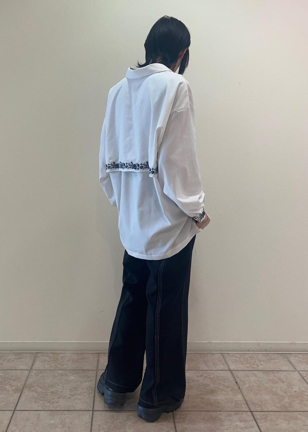 「シャツ、フレアパンツ、スラックス、刺繍シャツ、ワイドパンツ、24SS春の新作、デートコーデ、春コーデ、低身長」｜「JUNREDのルーズノースリーブカットソー（タンクトップ、ブラック系）」を使った、hikaaa1231さん（メンズ・170cm）の春コーディネートの3枚目の写真