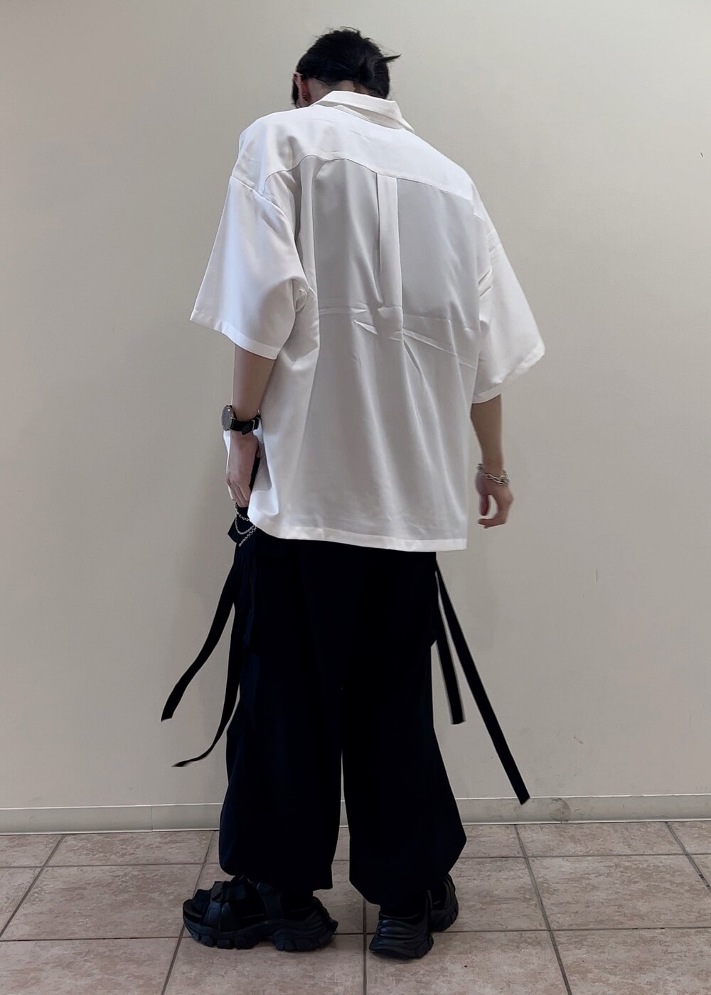 「シャツ、ワイドパンツ、カーゴパンツ、キレイめ、夏コーデ、低身長」｜「JUNREDのital. from JUNRed / bean bracelet connected（ブレスレット、シルバー系）」を使った、hikaaa1231さん（メンズ・170cm）の夏コーディネートの3枚目の写真