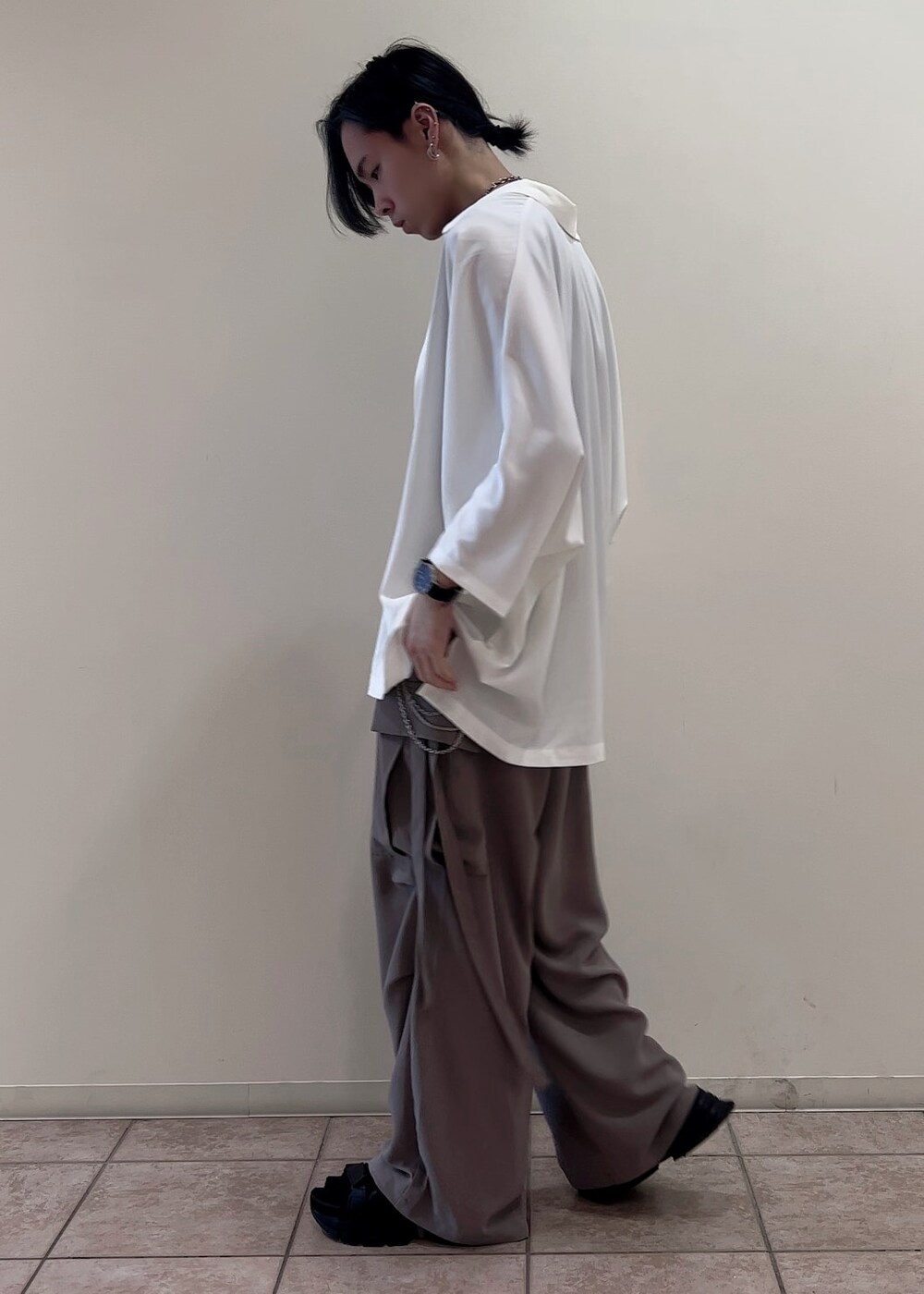 「シャツ、キレイめ、カーゴパンツ、低身長、夏コーデ、アウトドアコーデ、ストリート」｜「JUNREDのital. from JUNRed / bean bracelet connected（ブレスレット、シルバー系）」を使った、hikaaa1231さん（メンズ・170cm）の夏コーディネートの2枚目の写真