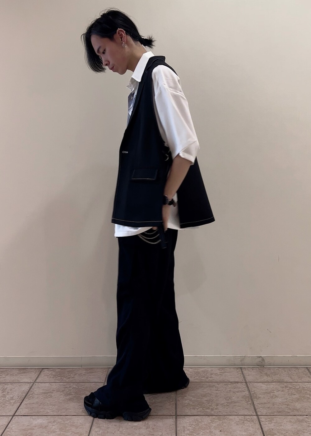 「シャツ、ベスト、カーゴパンツ、キレイめ、レイヤード、夏コーデ、低身長」｜「JUNREDのital. from JUNRed / rosary anchor chain necklace（ネックレス、シルバー系）」を使った、hikaaa1231さん（メンズ・170cm）の夏コーディネートの2枚目の写真