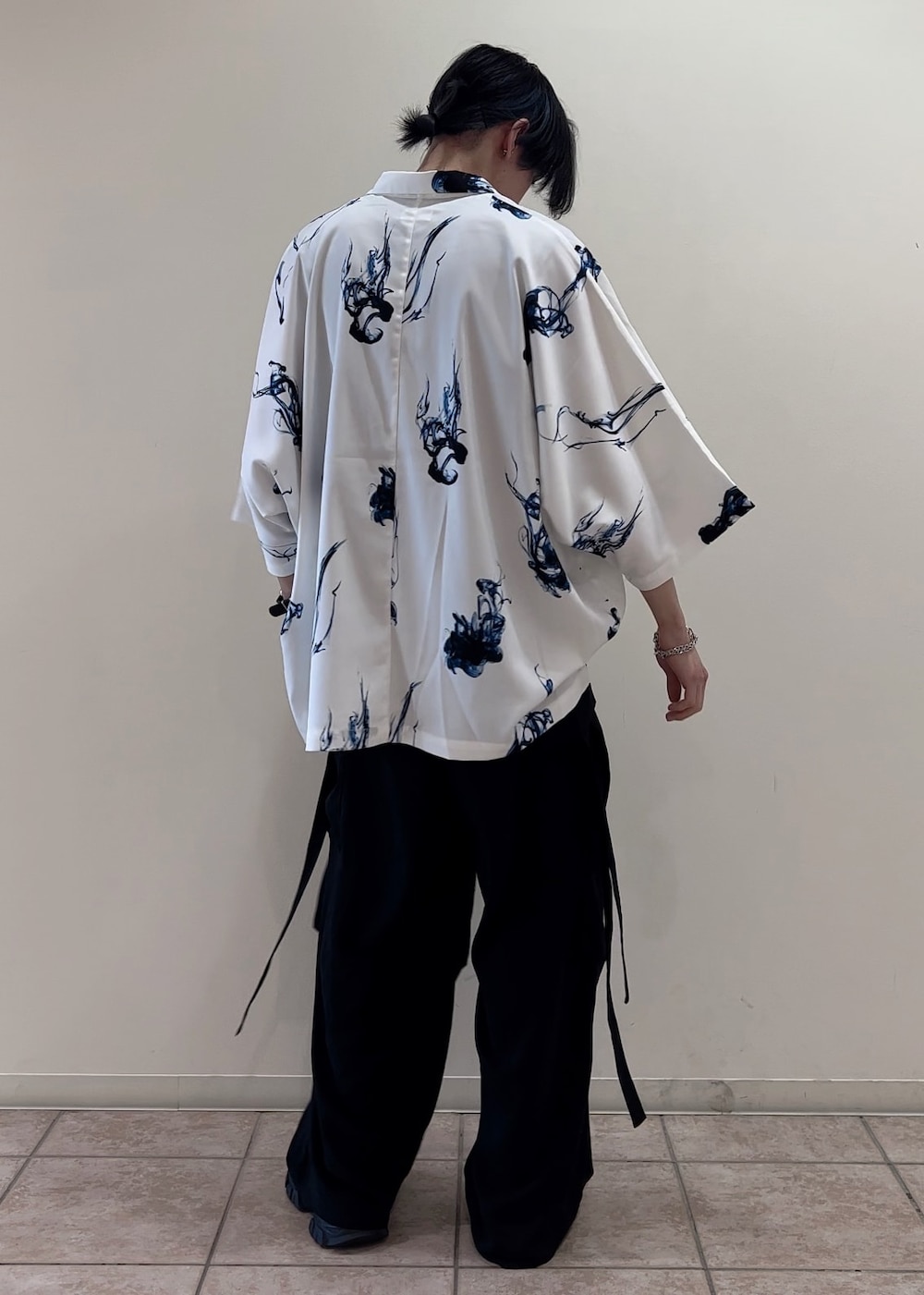 「シャツ、カーゴパンツ、ワイドパンツ、キレイめ、ストリート、夏コーデ、低身長」｜「JUNREDのital. from JUNRed / bean bracelet connected（ブレスレット、シルバー系）」を使った、hikaaa1231さん（メンズ・170cm）の夏コーディネートの3枚目の写真