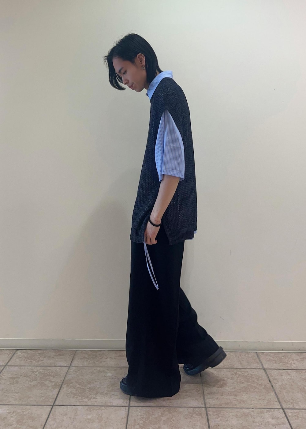 「シャツ、ベスト、スラックス、ストライプシャツ、メッシュベスト、ワイドパンツ、24SS春の新作、デートコーデ、春コーデ、キレイめ、低身長」｜「JUNREDのセットアップ対応 / ドレープダブルクロスマキシフレアパンツ（スラックス、ブラック系）」を使った、hikaaa1231さん（メンズ・170cm）の春コーディネートの2枚目の写真