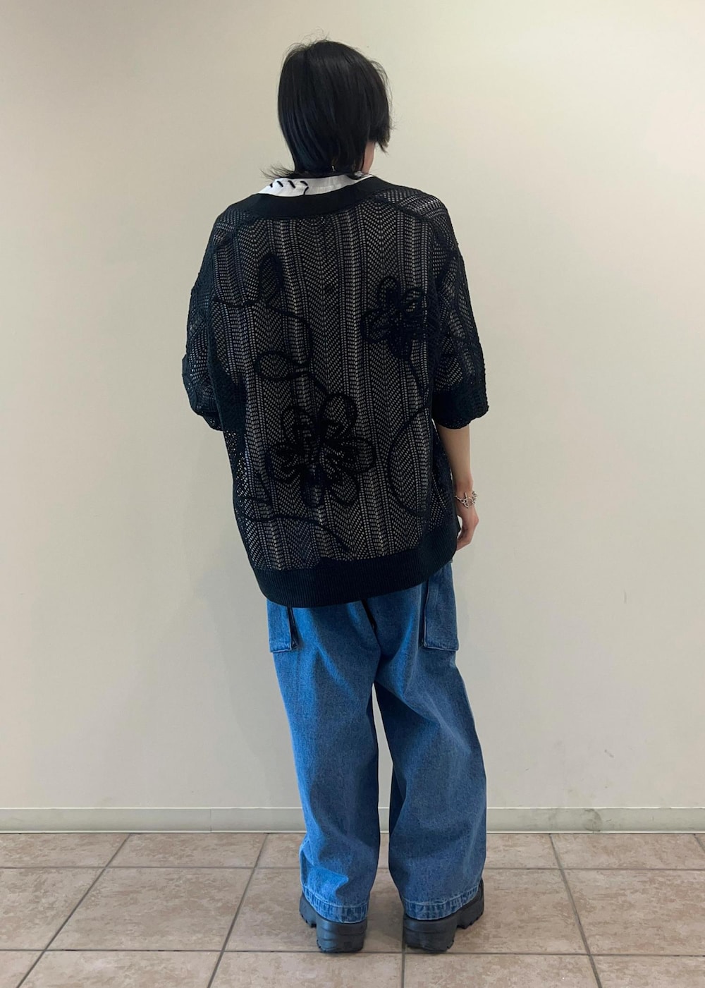 「カーディガン、Tシャツ、デニム、メッシュカーディガン、グラフィックT、ワイドデニム、デートコーデ、春コーデ、24SS春の新作、低身長、JUNRed」｜「JUNREDのハンドステッチグラフィックルーズTシャツ（Tシャツ/カットソー、ホワイト系）」を使った、hikaaa1231さん（メンズ・170cm）の春コーディネートの3枚目の写真