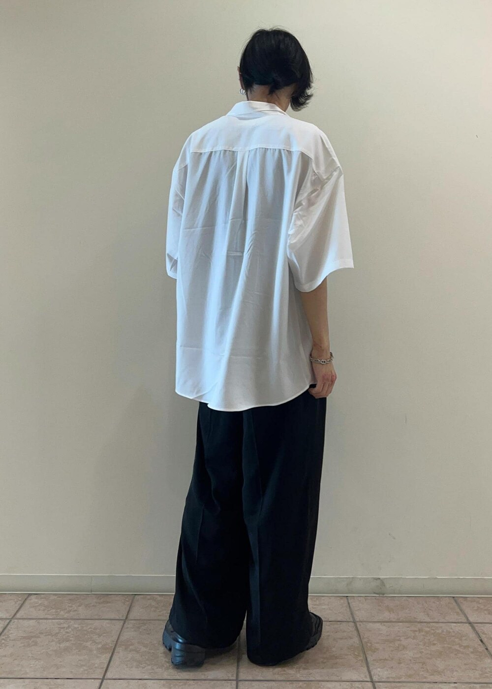「セットアップ、シャツ、ワイドパンツ、春コーデ、デートコーデ、24SS春の新作、低身長」｜「JUNREDのルーズノースリーブカットソー（タンクトップ、ブラック系）」を使った、hikaaa1231さん（メンズ・170cm）の春コーディネートの3枚目の写真