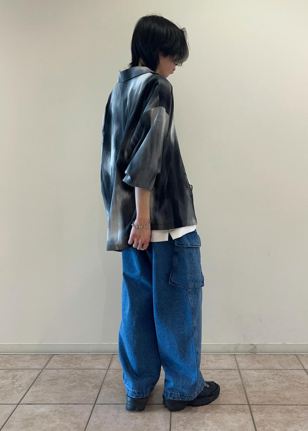 「シャツ、Tシャツ、デニム、オープンカラー、グラフィックT、ワイドデニム、デートコーデ、春コーデ、24SS春の新作、低身長、JUNRed」｜「JUNREDのハンドステッチグラフィックルーズTシャツ（Tシャツ/カットソー、ホワイト系）」を使った、hikaaa1231さん（メンズ・170cm）の春コーディネートの3枚目の写真