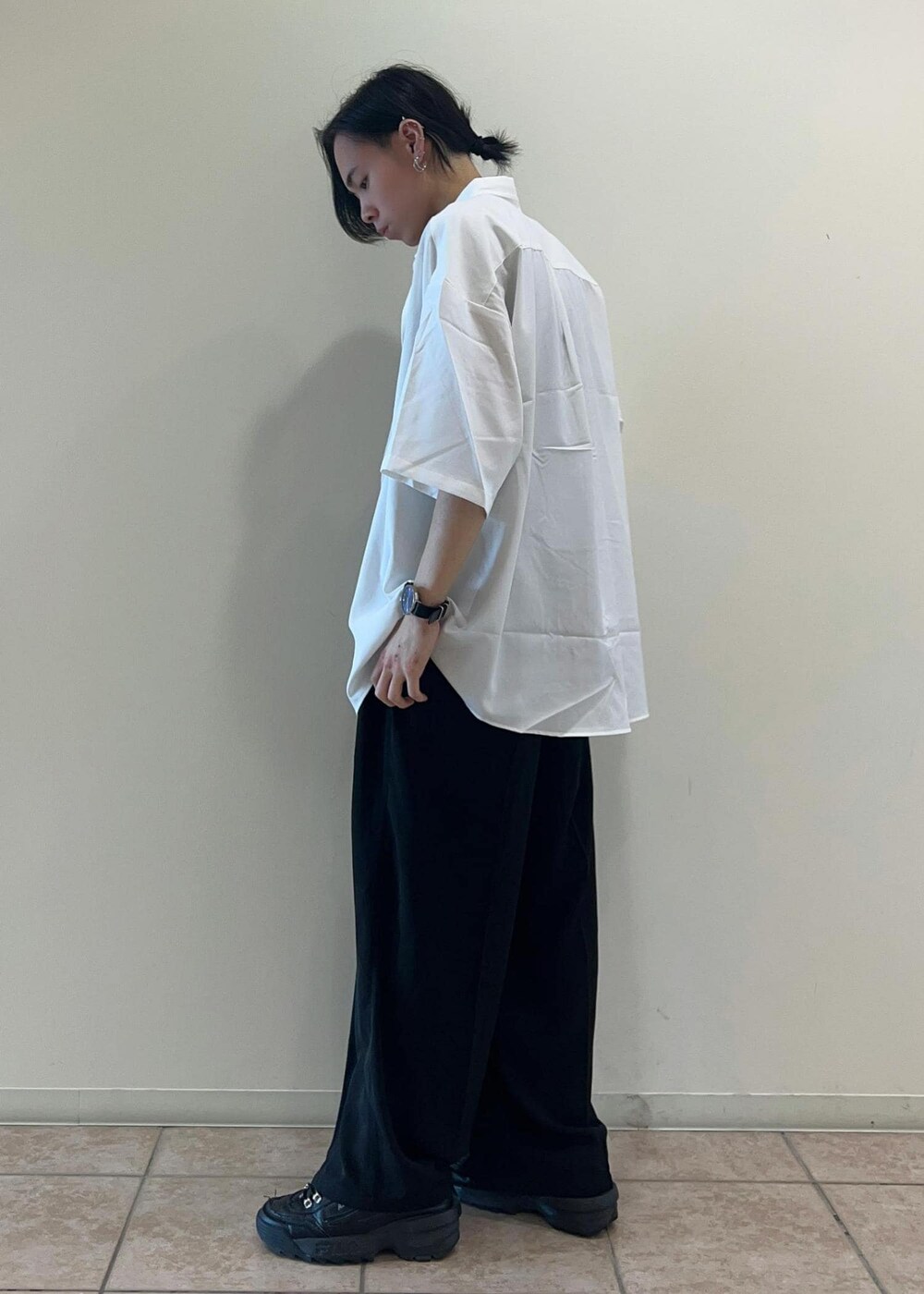 「セットアップ、シャツ、ワイドパンツ、春コーデ、デートコーデ、24SS春の新作、低身長」｜「JUNREDのルーズノースリーブカットソー（タンクトップ、ブラック系）」を使った、hikaaa1231さん（メンズ・170cm）の春コーディネートの2枚目の写真