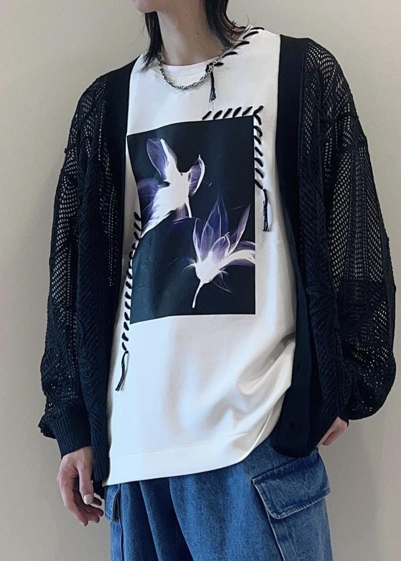 「カーディガン、Tシャツ、デニム、メッシュカーディガン、グラフィックT、ワイドデニム、デートコーデ、春コーデ、24SS春の新作、低身長、JUNRed」｜「JUNREDのハンドステッチグラフィックルーズTシャツ（Tシャツ/カットソー、ホワイト系）」を使った、hikaaa1231さん（メンズ・170cm）の春コーディネートの4枚目の写真