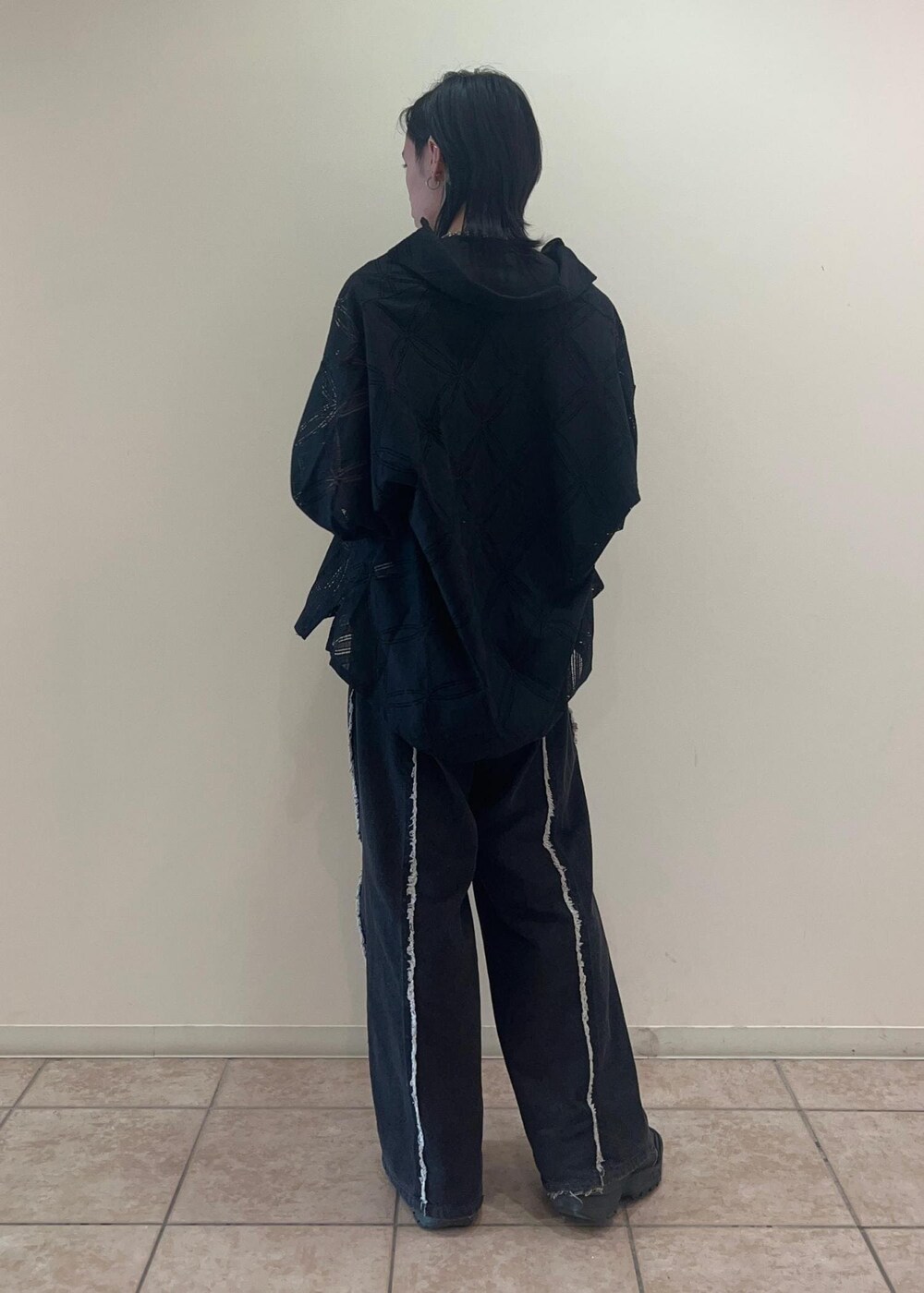 「シャツ、デニム、シアーシャツ、ワイドパンツ、24SS春の新作、デートコーデ、春コーデ、低身長」｜「JUNREDのルーズノースリーブカットソー（タンクトップ、ブラック系）」を使った、hikaaa1231さん（メンズ・170cm）の春コーディネートの3枚目の写真