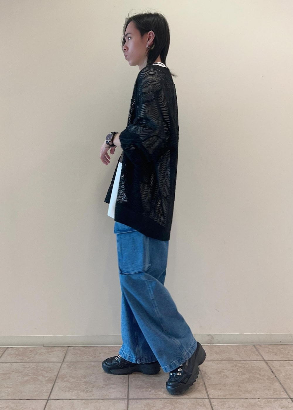 「カーディガン、Tシャツ、デニム、メッシュカーディガン、グラフィックT、ワイドデニム、デートコーデ、春コーデ、24SS春の新作、低身長、JUNRed」｜「JUNREDのハンドステッチグラフィックルーズTシャツ（Tシャツ/カットソー、ホワイト系）」を使った、hikaaa1231さん（メンズ・170cm）の春コーディネートの2枚目の写真