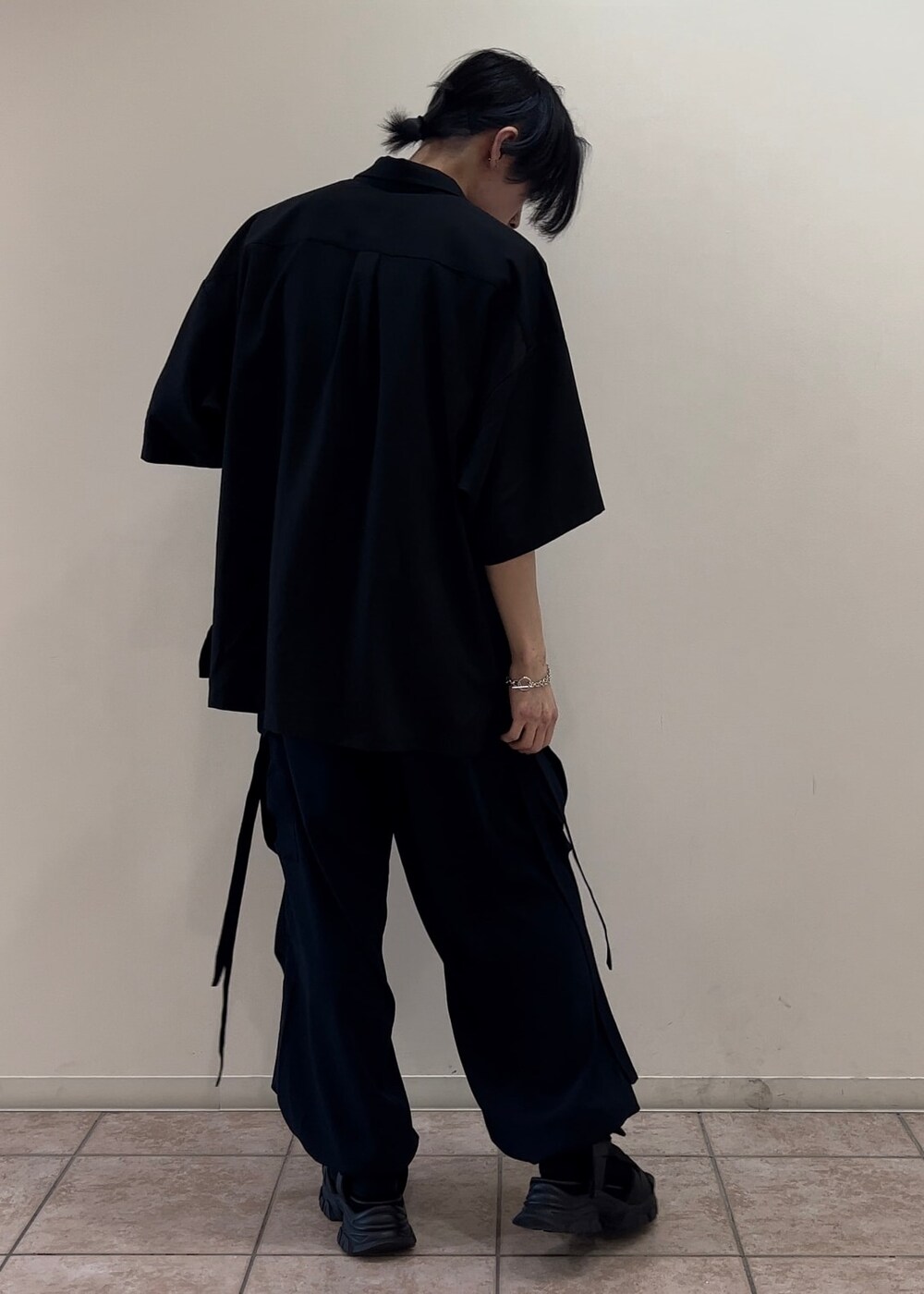 「シャツ、ワイドパンツ、カーゴパンツ、ストリート、オールブラック、夏コーデ、低身長」｜「JUNREDのビッグフラワープリントルーズシャツ（シャツ/ブラウス、ブラック系）」を使った、hikaaa1231さん（メンズ・170cm）の夏コーディネートの3枚目の写真