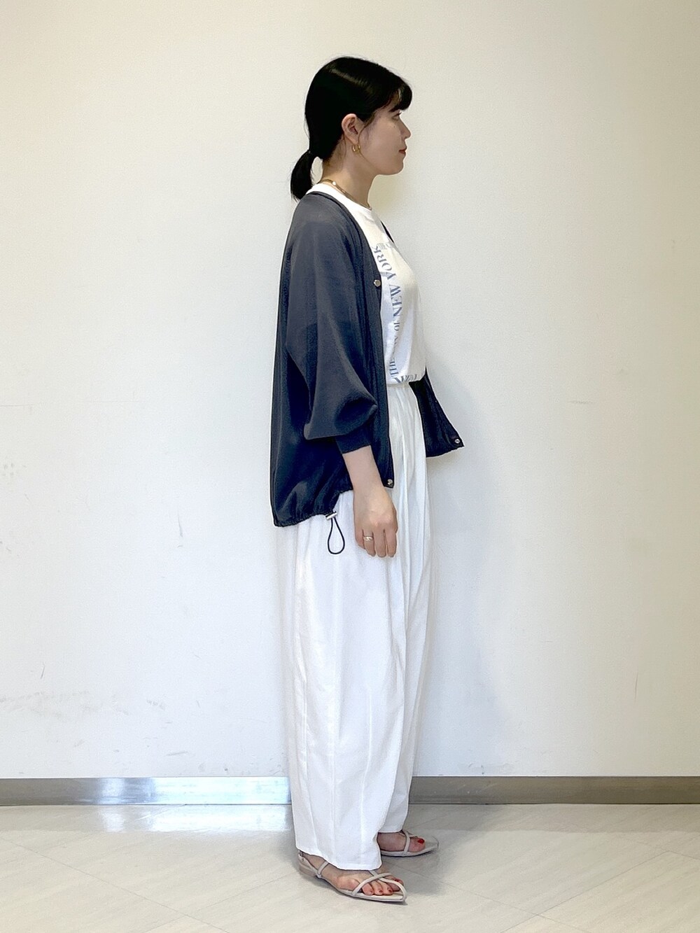 グレー系のカーディガン/ボレロ、ホワイト系のTシャツ/カットソー、ホワイト系のその他パンツを着用したレディースの夏コーディネートの5枚目の写真