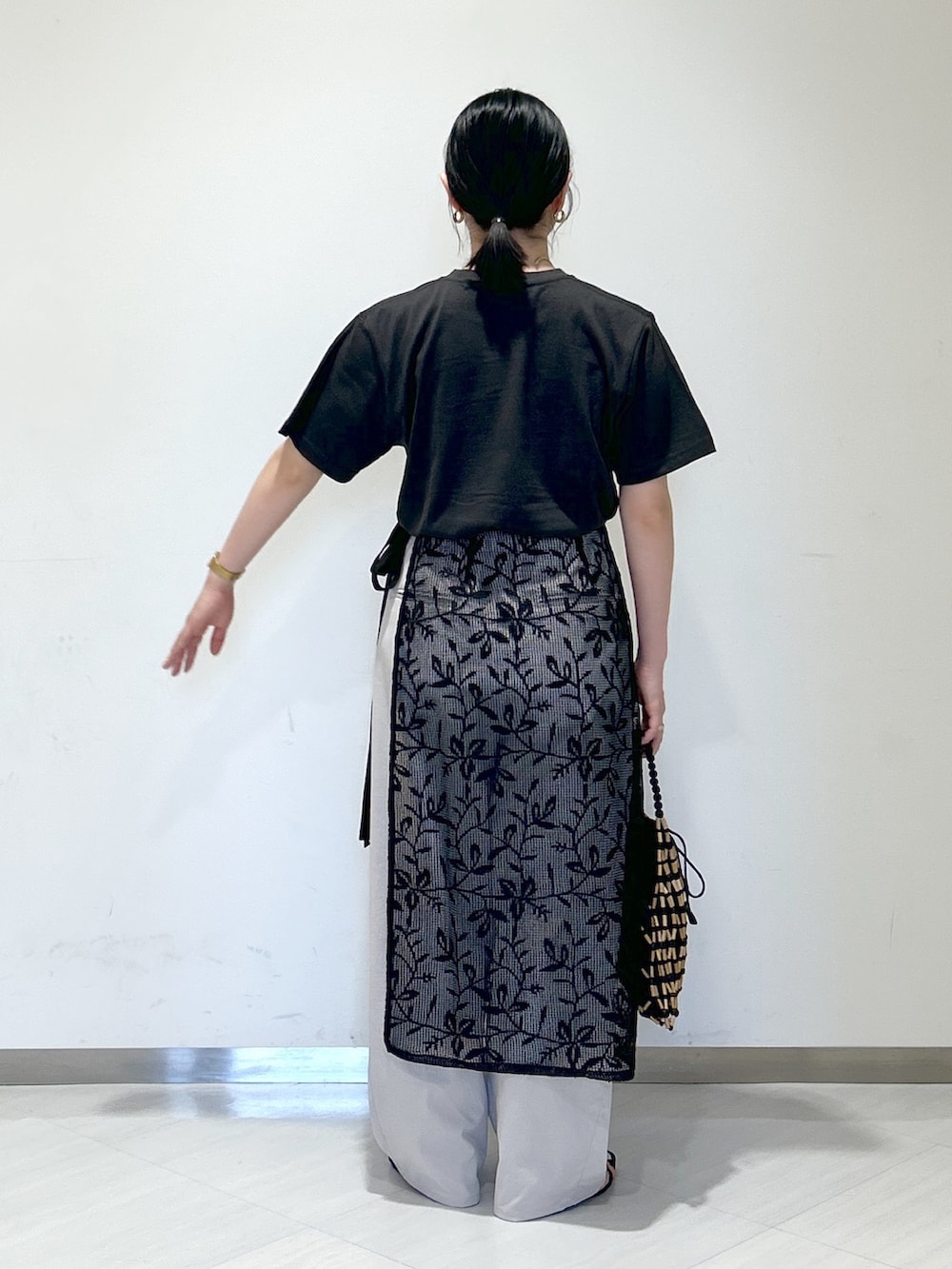 「apartby、夏コーデ、モノトーン、Tシャツ、イージーパンツ、レイヤードスタイル、レース、ラップスカート、カジュアル、女子会」｜「A part byのカーブネックカフ（ネックレス、ゴールド系）」を使った、めいさん（レディース・159cm）の夏コーディネートの4枚目の写真