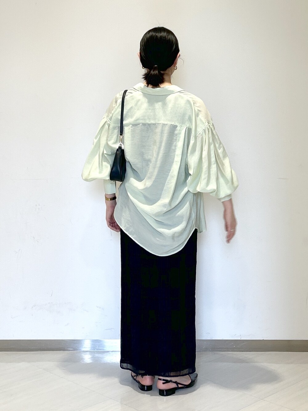 ブラック系のショルダーバッグ、ブラック系のタンクトップ、グリーン系のシャツ/ブラウスを着用したレディースの夏コーディネートの3枚目の写真