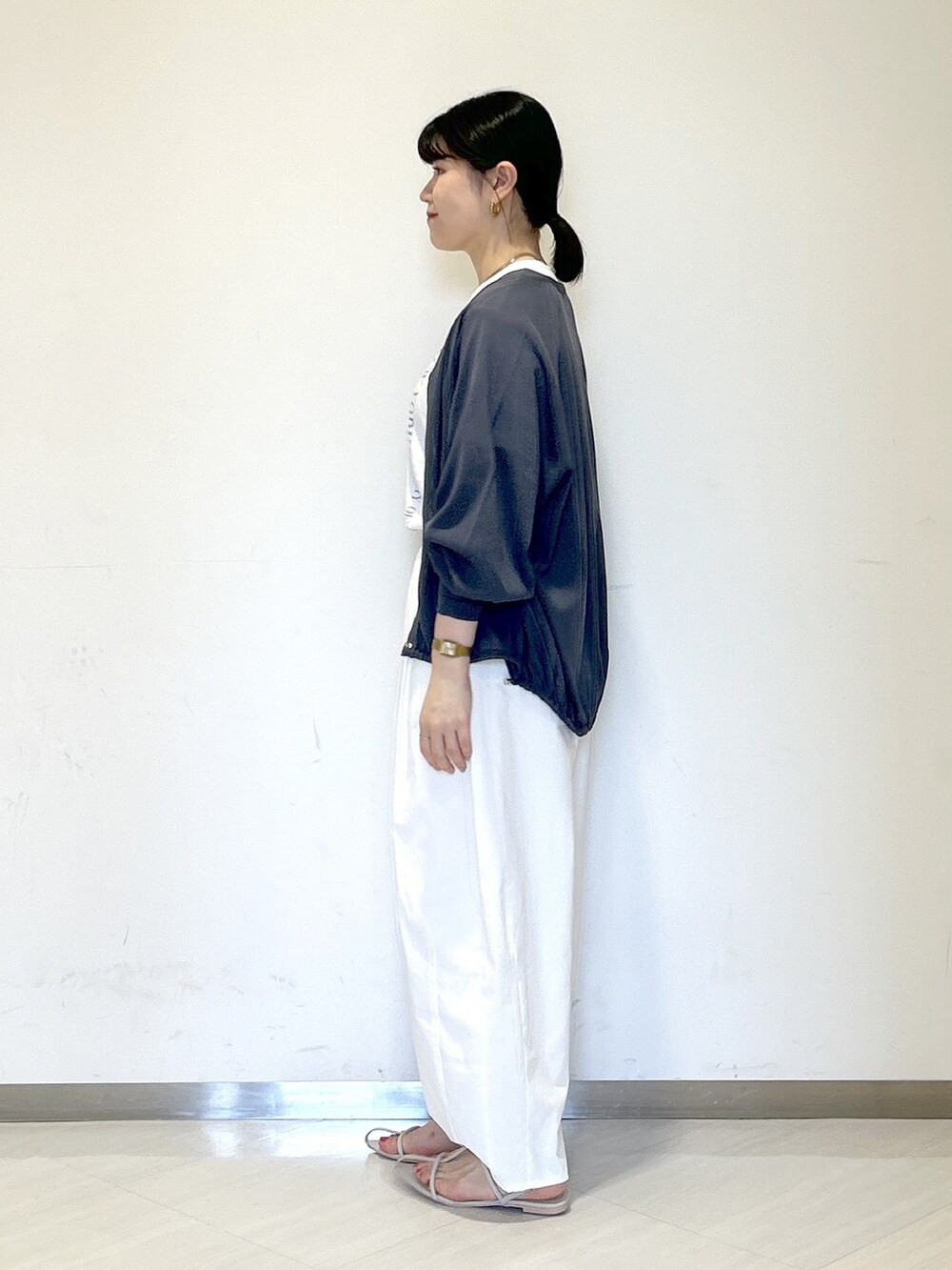 グレー系のカーディガン/ボレロ、ホワイト系のTシャツ/カットソー、ホワイト系のその他パンツを着用したレディースの夏コーディネートの3枚目の写真