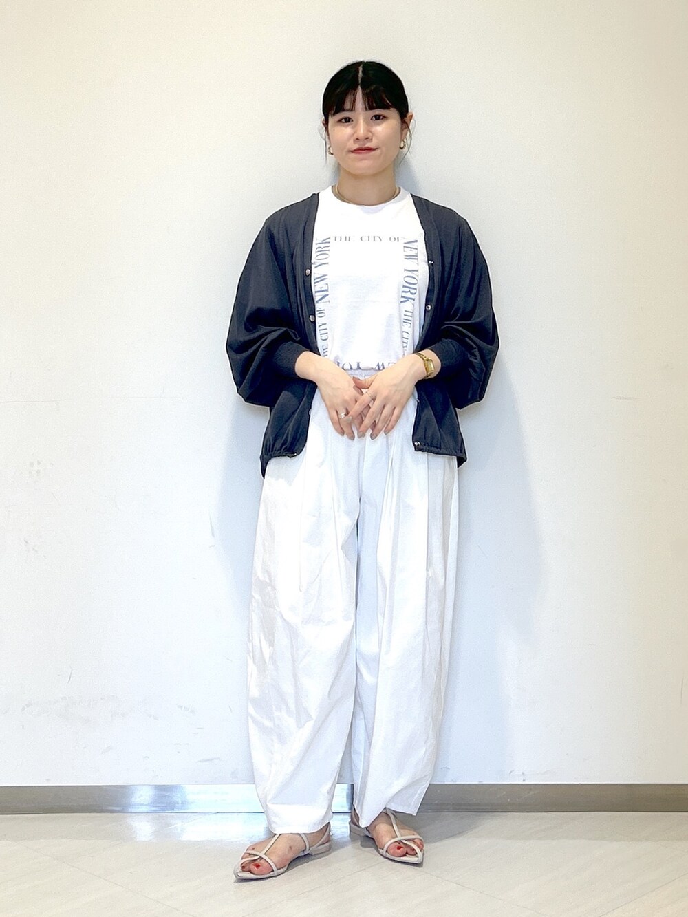 グレー系のカーディガン/ボレロ、ホワイト系のTシャツ/カットソー、ホワイト系のその他パンツを着用したレディースの夏コーディネートの6枚目の写真