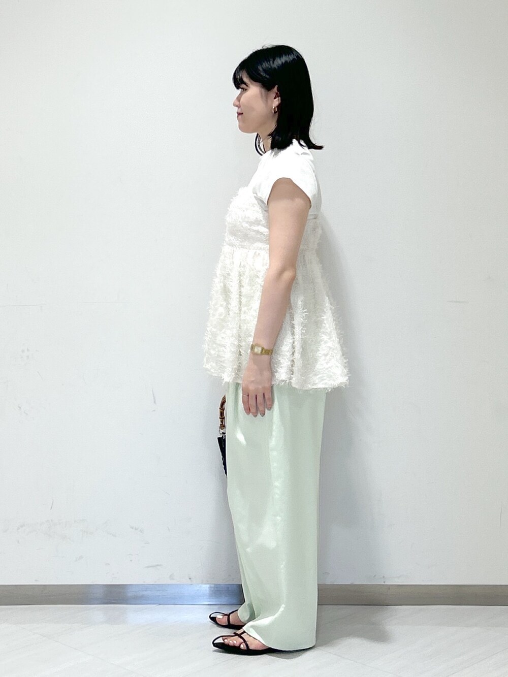ホワイト系のTシャツ/カットソー、ホワイト系のキャミソール、グリーン系のその他パンツを着用したレディースの夏コーディネートの2枚目の写真