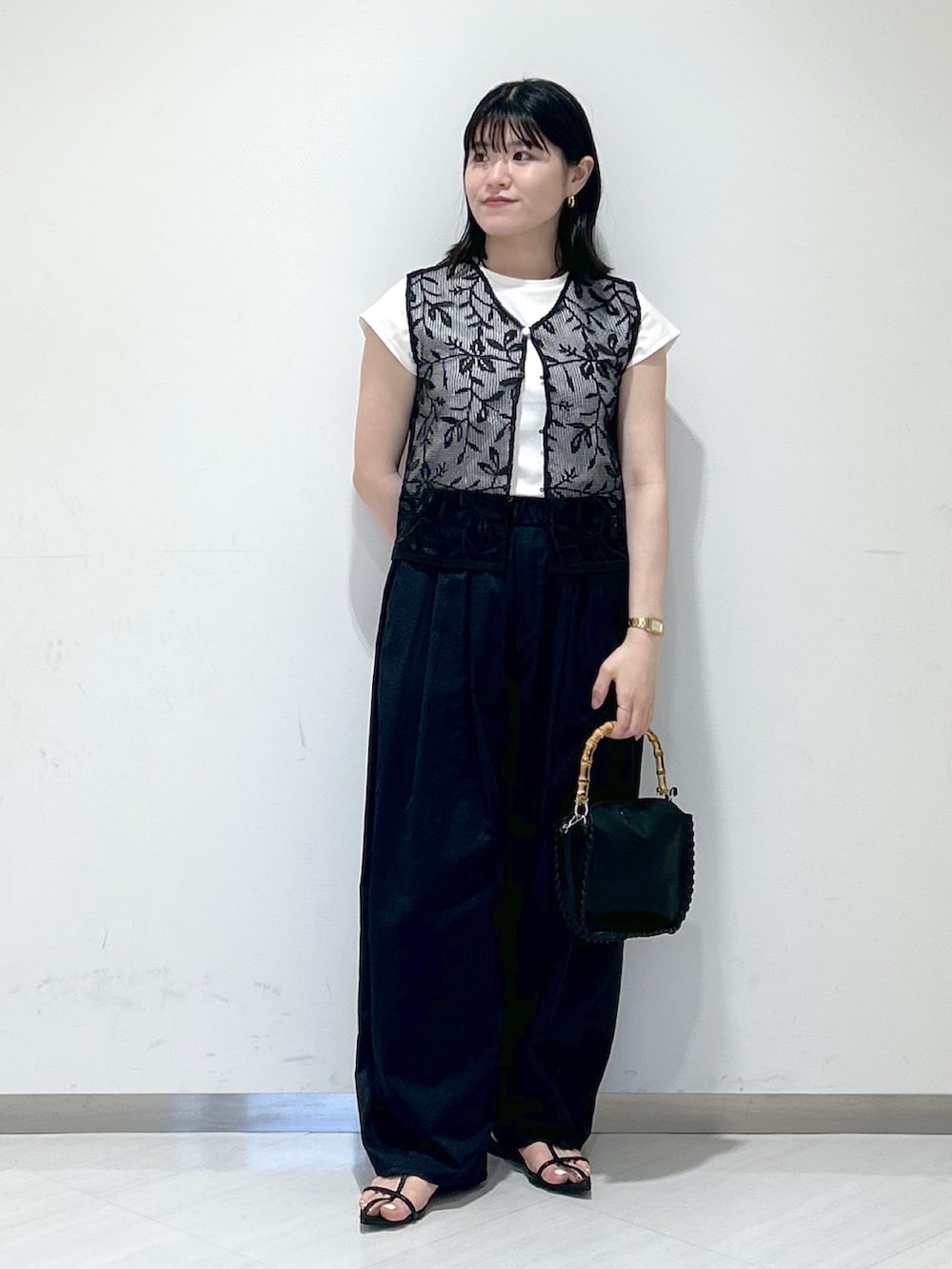 「apartby、モノトーン、オトナカジュアル、レース」｜「A part byのメッシュレース2WAYノースリーブ（シャツ/ブラウス、ブラック系）」を使った、めいさん（レディース・159cm）の夏コーディネートの5枚目の写真