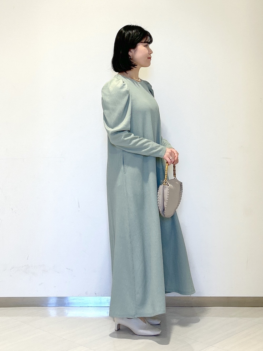 「apartby、apartbylowrys、結婚式、結婚式二次会スタイル、結婚式 ワンピース、ワンピース、春コーデ」｜「e/rmの【e/rm】ボリュームスリーブドレス（シャツワンピース、グリーン系）」を使った、めいさん（レディース・159cm）の春コーディネートの4枚目の写真