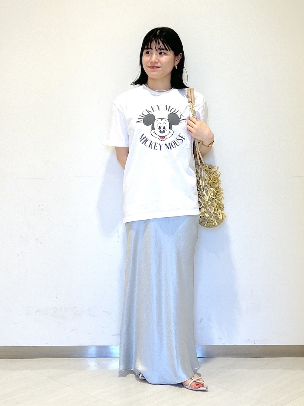 「apartby、夏コーデ、きれいめカジュアル、オトナカジュアル、Tシャツ、ミッキーT、ナロースカート、女子会」｜「A part byのペーパーフリンジバッグ（トートバッグ、ベージュ系）」を使った、めいさん（レディース・159cm）の夏コーディネートの6枚目の写真