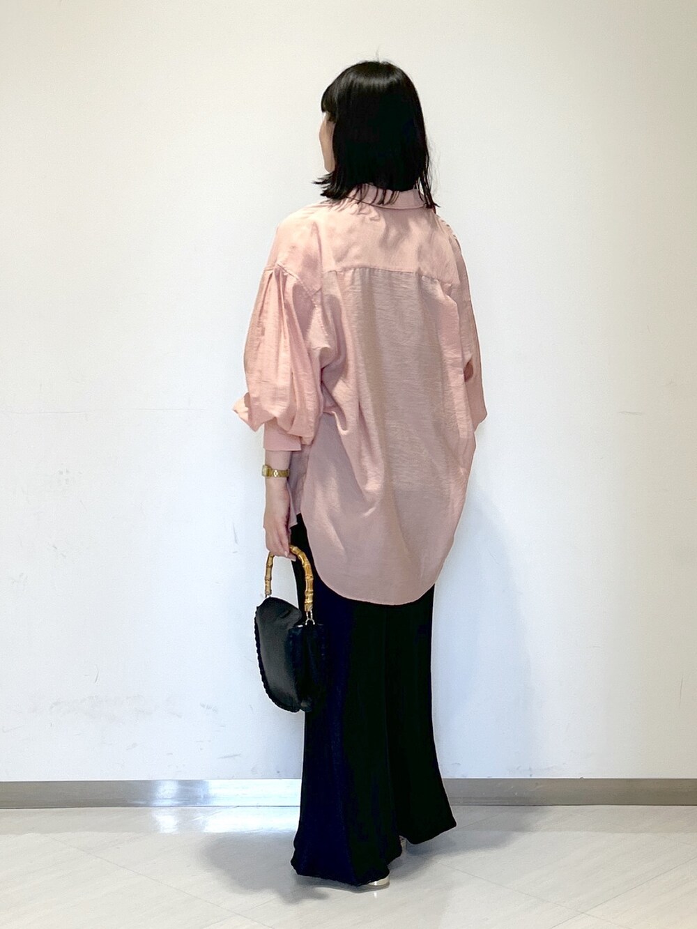 ピンク系のシャツ/ブラウス、ブラック系のタンクトップ、ブラック系のスカートを着用したレディースの夏コーディネートの4枚目の写真