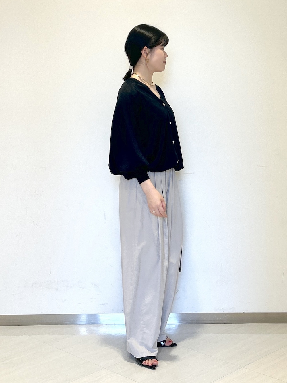 ブラック系のカーディガン/ボレロ、グレー系のその他パンツ、ブラック系のショルダーバッグを着用したレディースの夏コーディネートの4枚目の写真