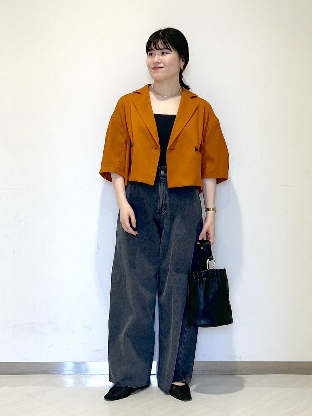 「apartby、春コーデ、夏コーデ、差し色コーデ、ジャケット、オレンジ、デニム、きれいめカジュアル、女子会」｜「A part byのカナグツキワンハンドルバッグ（ショルダーバッグ、ブラック系）」を使った、めいさん（レディース・159cm）の夏コーディネートの5枚目の写真