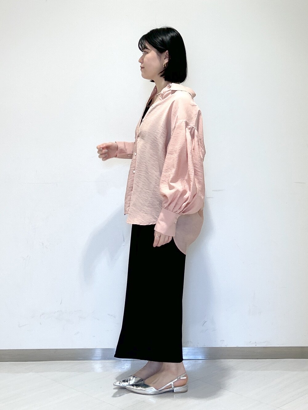 「apartby、apartbylowrys、春コーデ、ピンクシャツ、キャミワンピ、休日スタイル、きれいめカジュアル」｜「A part byのカーブネックカフ（ネックレス、シルバー系）」を使った、めいさん（レディース・159cm）の春コーディネートの2枚目の写真