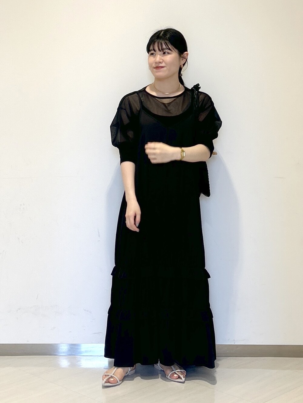 ブラック系のTシャツ/カットソー、ブラック系のワンピース、ブラック系のショルダーバッグを着用したレディースの夏コーディネートの5枚目の写真